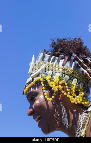 9. Februar 2016 - Rio De Janeiro, Brasilien - brasilianische Frau afrikanischer Abstammung in hellen Lächeln während Karneval 2016 Streetparade Kostüm Stockfoto