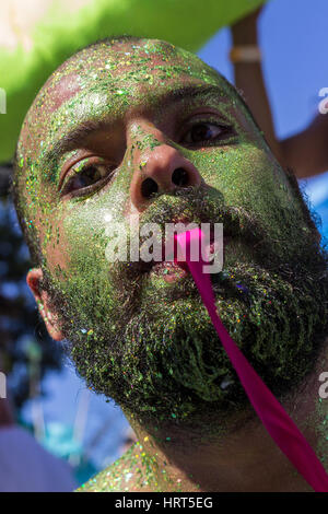 9. Februar 2016 - Rio De Janeiro, Brasilien - junger Mann in hellen Schlange Kostüm beim Karneval 2016 Streetparade Stockfoto