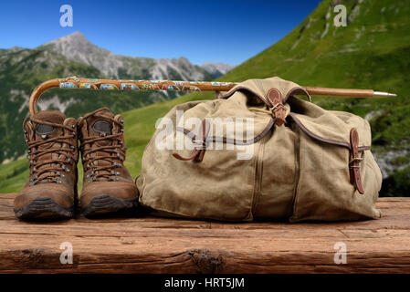 Wander-Ausrüstung Bergen im Hintergrund Stockfoto