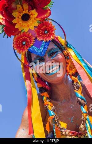 9. Februar 2016 - Rio De Janeiro, Brasilien - brasilianische Frau afrikanischer Abstammung in bunten Kostümen Lächeln und tanzen während Karneval 2016 Straße pa Stockfoto