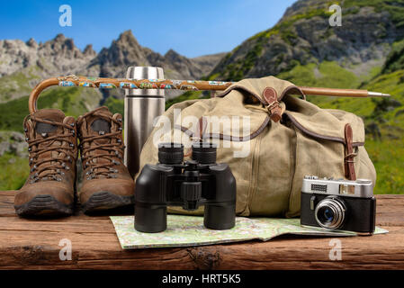 Wander-Ausrüstung Bergen im Hintergrund Stockfoto