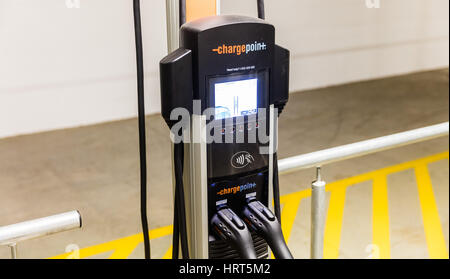 ChargePoint-Elektro-Auto Ladestationen in ein Parkplatz zur Verfügung. Stockfoto