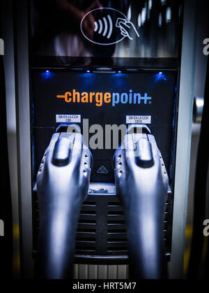 ChargePoint-Elektro-Auto Ladestationen in ein Parkplatz zur Verfügung. Stockfoto