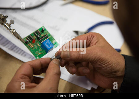 Die Arbeit an einer elektrischen Platine Stockfoto