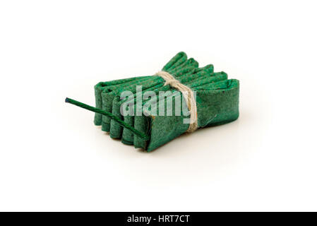 Squib Feuerwerkskörper auf weißem Hintergrund Stockfoto
