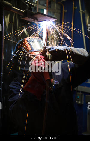 Ein Schweißer bei der Arbeit mit einer Schutzmaske Stockfoto