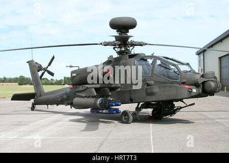 Statische Apache auf dem Display während einer Demonstration durch das Army Air Corps der Presse Wattisham Airfield in Suffolk gegeben. Stockfoto