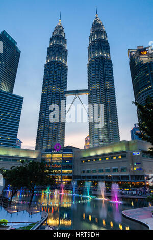 Kuala Lumpur, Malaysia - 24. Juli 2014: Brunnen in der Nacht vor den Petronas Twin Towers und Suria KLCC Mall auf 24. Juli 2014, Kuala Lumpur, Ma anzeigen Stockfoto