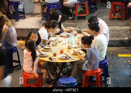 Georgetown, Malaysia - 3. August 2014: malaysische Familie Essen auf der Straße Essen Ständen auf der Lebuh Chulia im historischen Teil von Chinatown am 03 August 2 Stockfoto