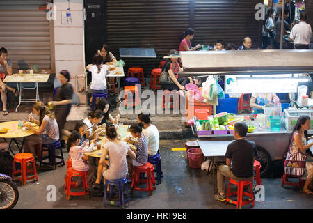 Georgetown, Malaysia - 3. August 2014: die Menge von Menschen auf der Straße Essen Essen Ständen auf der Lebuh Chulia im historischen Teil von Chinatown auf 03 Augus Stockfoto