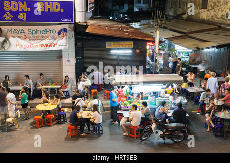 Georgetown, Malaysia - 3. August 2014: die Menge von Menschen auf der Straße Essen Essen Ständen auf der Lebuh Chulia im historischen Teil von Chinatown auf 03 Augus Stockfoto