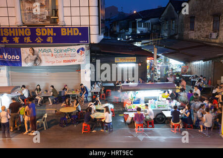 Georgetown, Malaysia - 3. August 2014: die Menge von Menschen auf der Straße Essen Essen Ständen auf der Lebuh Chulia im historischen Teil von Chinatown auf 03 Augus Stockfoto