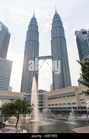 Kuala Lumpur, Malaysia - 23. Juli 2014: der Brunnen in der Nähe von Suria KLCC Mall und Petronas Twin Towers auf dem Hintergrund am 23. Juli 2014, Kuala Lumpur, Mal Stockfoto