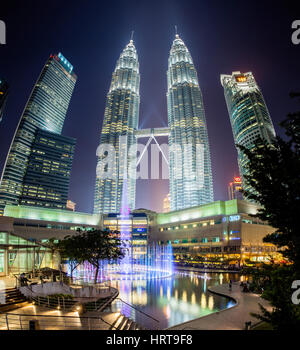 Kuala Lumpur, Malaysia - 24. Juli 2014: Brunnen-Show in der Nacht vor den Petronas Twin Towers und Suria KLCC Mall. Stockfoto