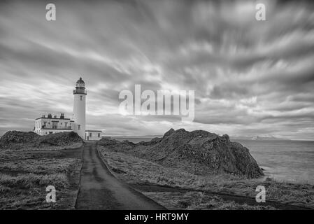 Alten Lighthopuse auf der South Ayrshire Küste in der Nähe von Tunberry. Das Bild wurde in Schwarzweiß konvertiert, die Cloudfs und robuste Ro verbessert hat Stockfoto