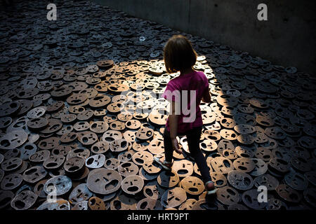 Berlin. Deutschland. Jüdisches Museum. Shalekhet (Fallen Leaves) Kunst-Installation in der Speicher-Leere des israelischen Künstlers Menashe Kadishman besteht aus mehr als 10 Stockfoto