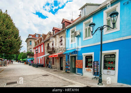 CETINJE, MONTENEGRO - 20. SEPTEMBER: Dies ist eine der wichtigsten Einkaufsstraßen in der Altstadt von Cetinje, wo Sie bunte Gebäude, Cafés und Souve sehen können Stockfoto