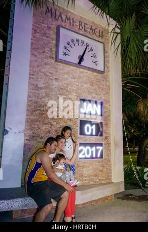 Miami Beach Florida, Zeittemperaturuhr, hispanische Familie posiert, Neujahr, 1. Januar, FL170101012 Stockfoto