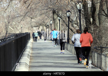 Läufer auf Central Park Reservoir verfolgen Sie New York City Stockfoto