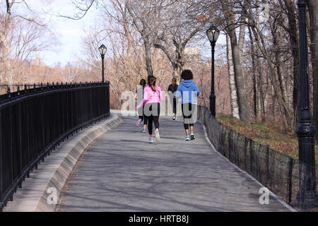 Läufer auf Central Park Reservoir verfolgen Sie New York City Stockfoto