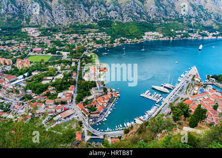 Luftbild der Bucht von Kotor mit Gebäuden Stockfoto
