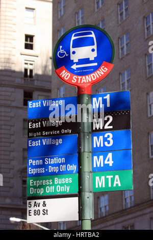 Bus Stop-Schild New York City Stockfoto