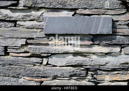 Schiefer-Steinen auf einem Haus gestapelt an der Wand Stockfoto
