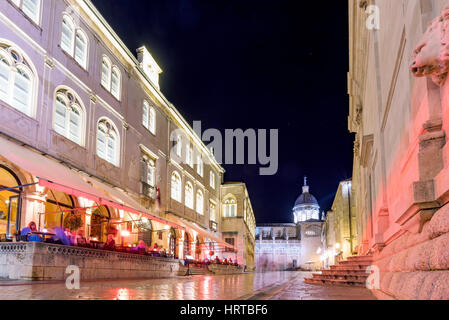 DUBROVNIK, Kroatien - 22 SEPTEMBER: Dies ist eines der wichtigsten Straßen im Zentrum von Dubrovnik Altstadt mit Cafés und Restaurants in der Nacht auf Septem Stockfoto