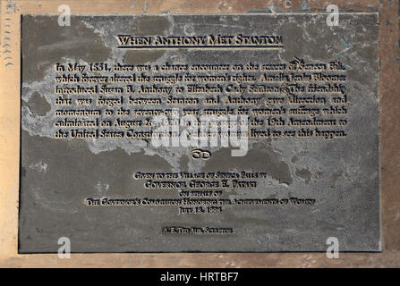 Gedenktafel am Skulptur Darstellung Mai 1851 zufällige Begegnung von Elizabeth Caty Stanton und Susan B. Anthony Seneca Falls New York Geburtshaus von der Frauen r Stockfoto