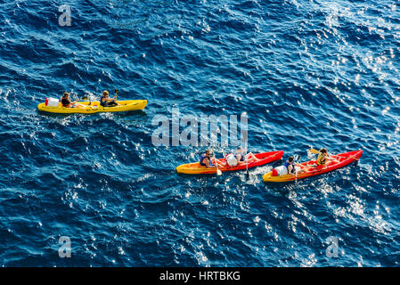 DUBROVNIK, Kroatien - SEPTEMBER 22: Ansicht des Menschen Kajakfahren in das Mittelmeer am 22. September 2016 in Dubrovnik Stockfoto