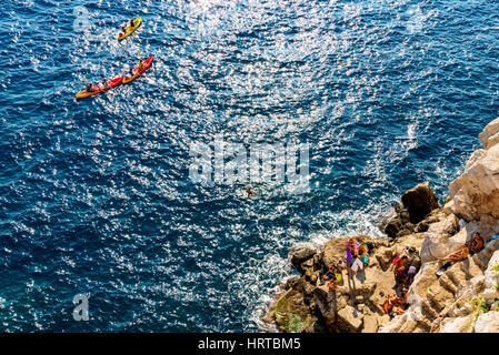 DUBROVNIK, Kroatien - SEPTEMBER 22: Blick auf einem felsigen Strand mit Touristen und Kajakfahrer im Meer am 22. September 2016 in Dubrovnik Stockfoto