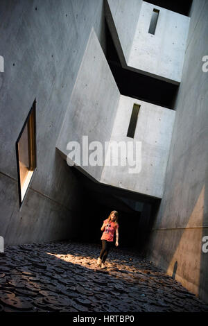 Berlin. Deutschland. Jüdisches Museum. Shalekhet (Fallen Leaves) Kunst-Installation in der Speicher-Leere des israelischen Künstlers Menashe Kadishman besteht aus mehr als 10 Stockfoto