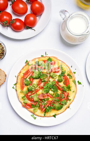 Morgens essen, Spiegeleier mit Gemüse, Ansicht von oben. Stockfoto