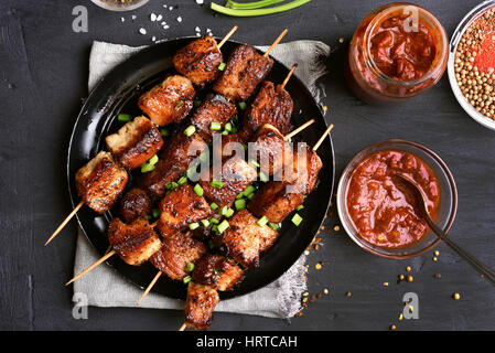 Gegrilltes Schweinefleisch Kebabs und Tomatensauce, Ansicht von oben Stockfoto