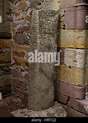 C6th Alphabet Stein neben Chorbogen der St Maolcethair C12th Kirche, Kilmalkedar: beschriftete römische Alphabet in Hälfte-Uncial Skript auf W Gesicht. Stockfoto