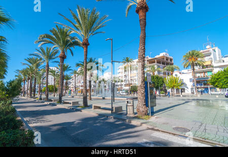 Sant Antoni De Portmany, Ibiza, 6. November 2013: Tourismus in Spanien.  Helle Morgensonne auf quadratischen Fußgänger Stadtpark & Brunnen. Stockfoto
