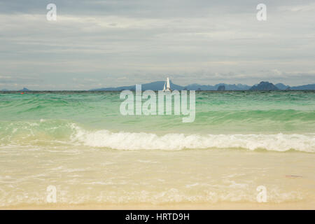 Segelboote Schiff mit weißen Segeln im Meer. Luxus-Yachten. Stockfoto