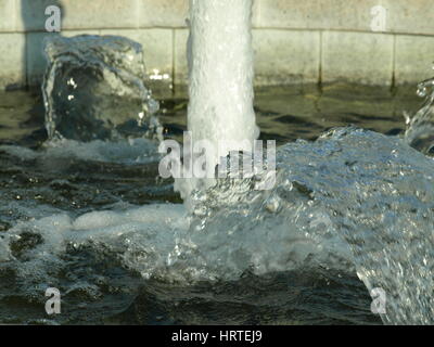 Fließendes Wasser in Brunnen Stockfoto