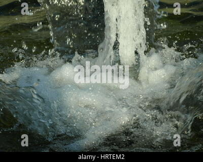 Fließendes Wasser in Brunnen Stockfoto