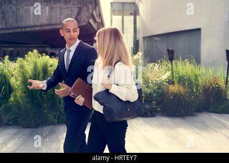 Business Talk Männer-Frauen-Notebook Stockfoto