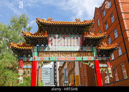 Reich verzierte Eingangstor zur Innenstadt von China Town Faulkner Street Manchester Manchester England UK Stockfoto