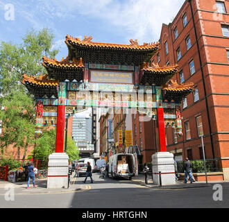 Reich verzierte Eingangstor zur Innenstadt von China Town Faulkner Street Manchester Manchester England UK Stockfoto