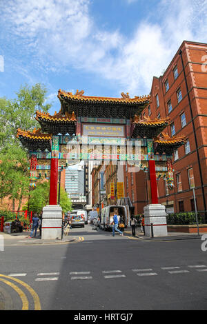 Reich verzierte Eingangstor zur Innenstadt von China Town Faulkner Street Manchester Manchester England UK Stockfoto