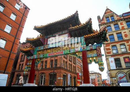 Reich verzierte Eingangstor zur Innenstadt von China Town Faulkner Street Manchester Manchester England UK Stockfoto
