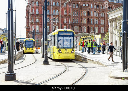 Straßenbahnen bei St. Peter's Square Station Manchester City centre Manchester England UK Stockfoto