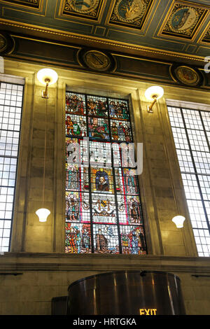 Eine reich verzierte Glasfenster im Manchester Central Library Sitz der Stadtbibliothek und Informationsdienst in Manchester, England, UK Stockfoto
