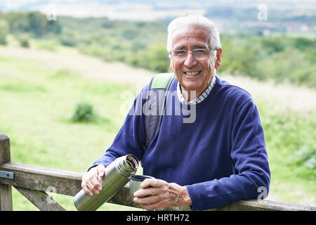 Senior woman auf Wanderung mit Heißgetränk Stockfoto