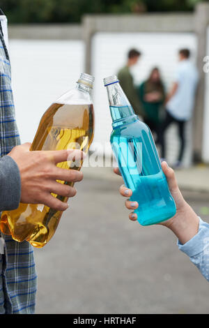 Nahaufnahme von Teenagergruppe Alkohol trinken Stockfoto