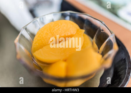 Aus der Dose Pfirsiche in Sirup im Glas Schüssel Makro Nahaufnahme Stockfoto