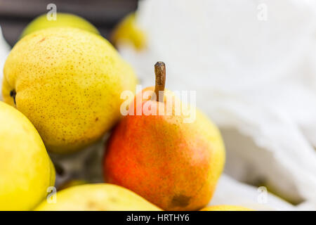 Makro Nahaufnahme von rosa Bartlett Birnen Stockfoto
